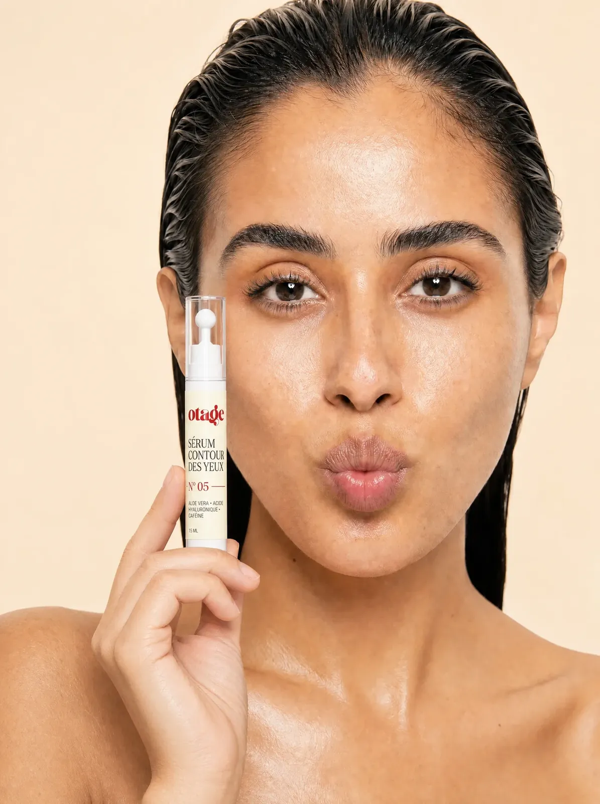 Sérum contour des yeux N°05 tenu près du visage
